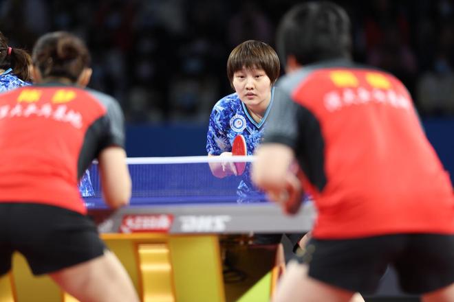 勇士内部战友?巴特勒、希尔德互相嬉笑,两大球星斗言追求进步.