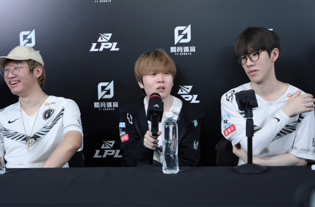 南京备战第七届老年人运动会健身球操比赛.