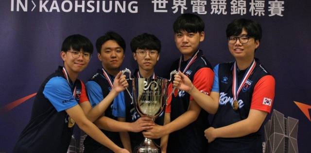 南京备战第七届老年人运动会健身球操比赛.