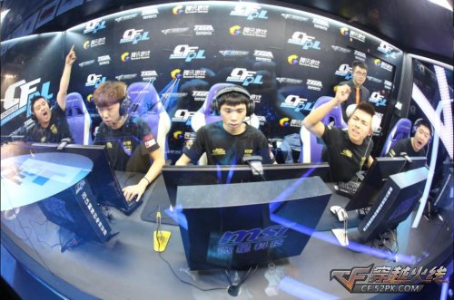 表现也不容 表现也不容